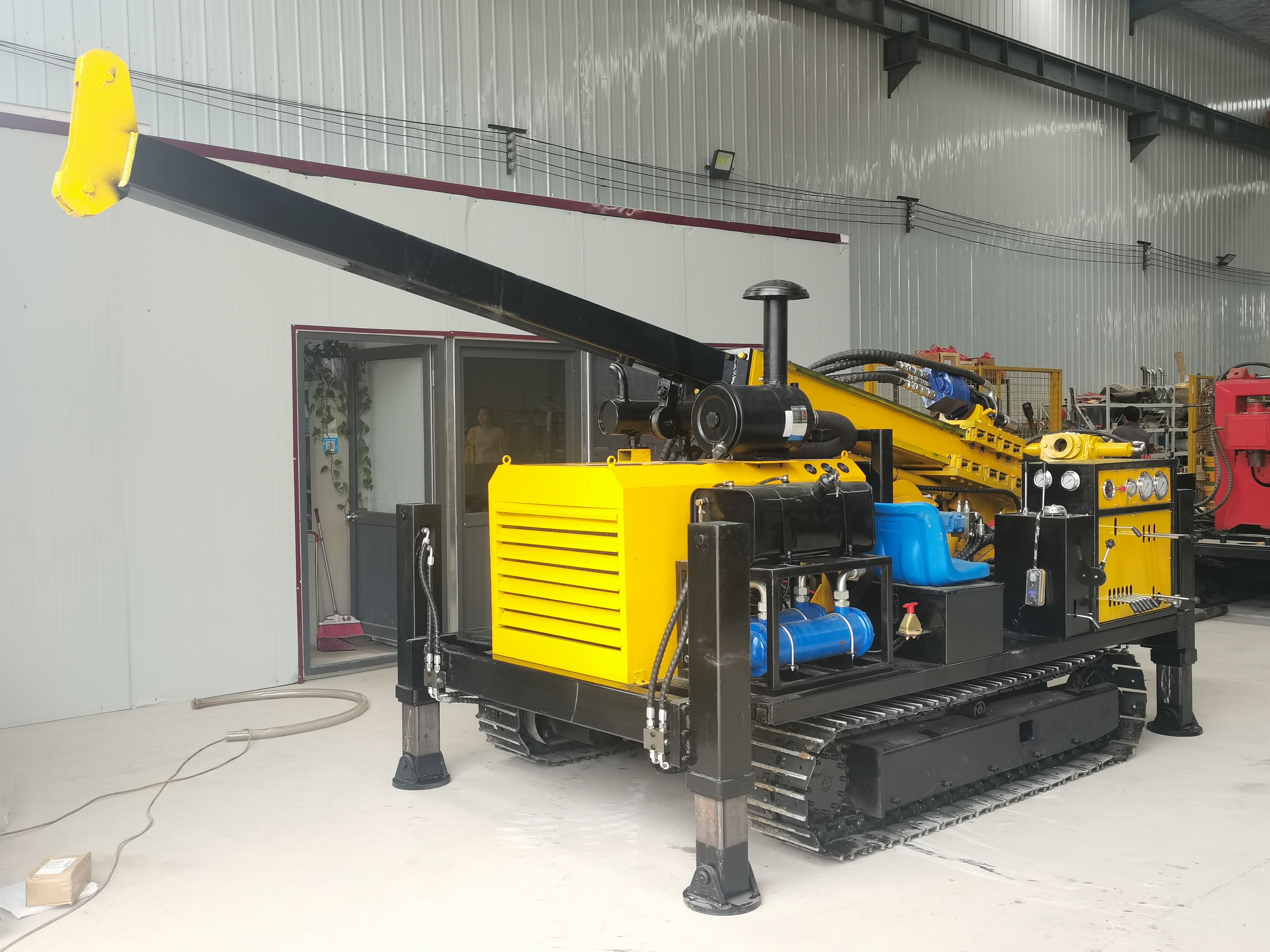 Hydraulic core drilling rig mast and drilling head